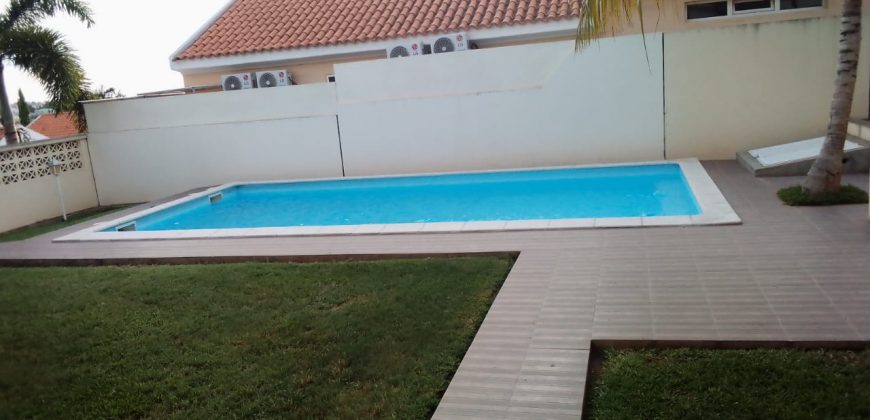 Vivenda V3+2 de luxo com piscina – Cajueiro Talatona.
